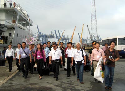 Đoàn cán bộ TP Hà Nội đi thăm quân, dân huyện đảo Trường Sa Đến nơi đầu sóng